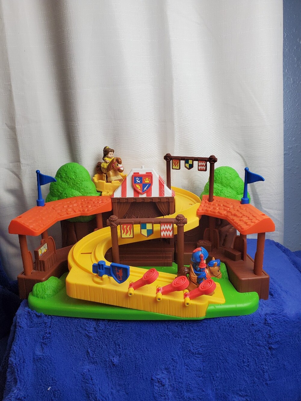 Fisher Price Little People Mike the Knight Klip Klop Arena Blue Knight And Belle